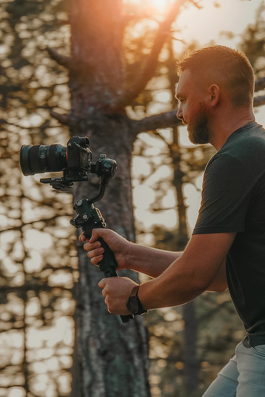 Camille Guerre en tournage vidéo avec caméra sur stabilisateur